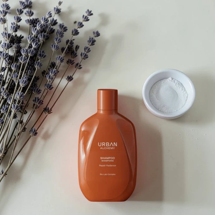 Shampoing Urban Alchemy Repair Radiance sur fond beige avec épis de blé, Victor Bazin Paris