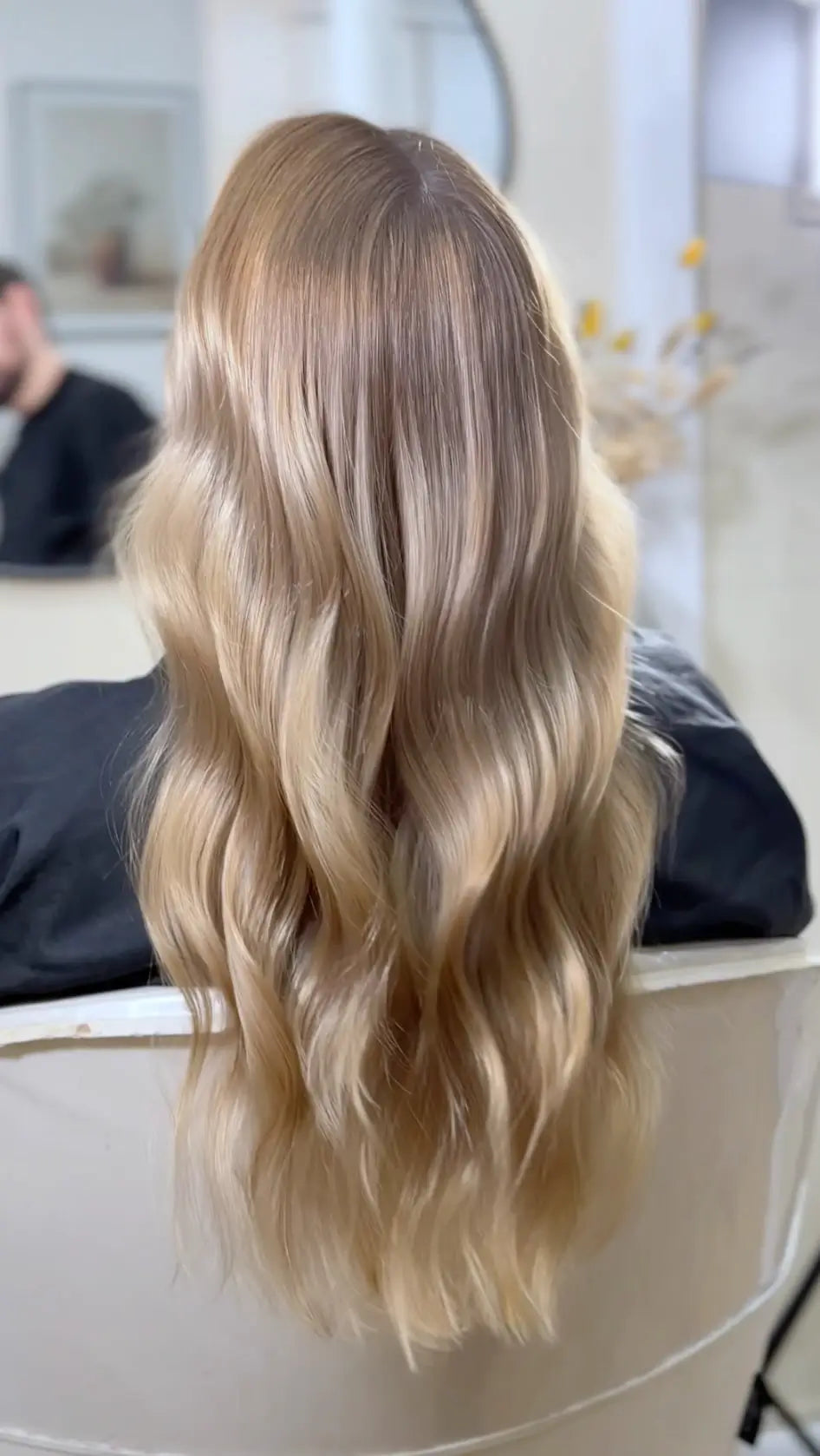 Cheveux longs blonds ondulés sublimés au salon Victor Bazin Paris