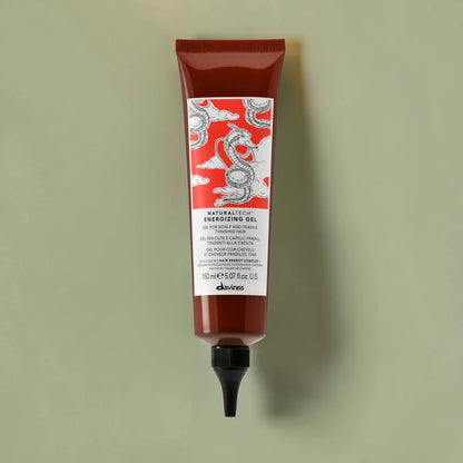 Tube de gel pour cheveux roux avec une étiquette sur un fond vert