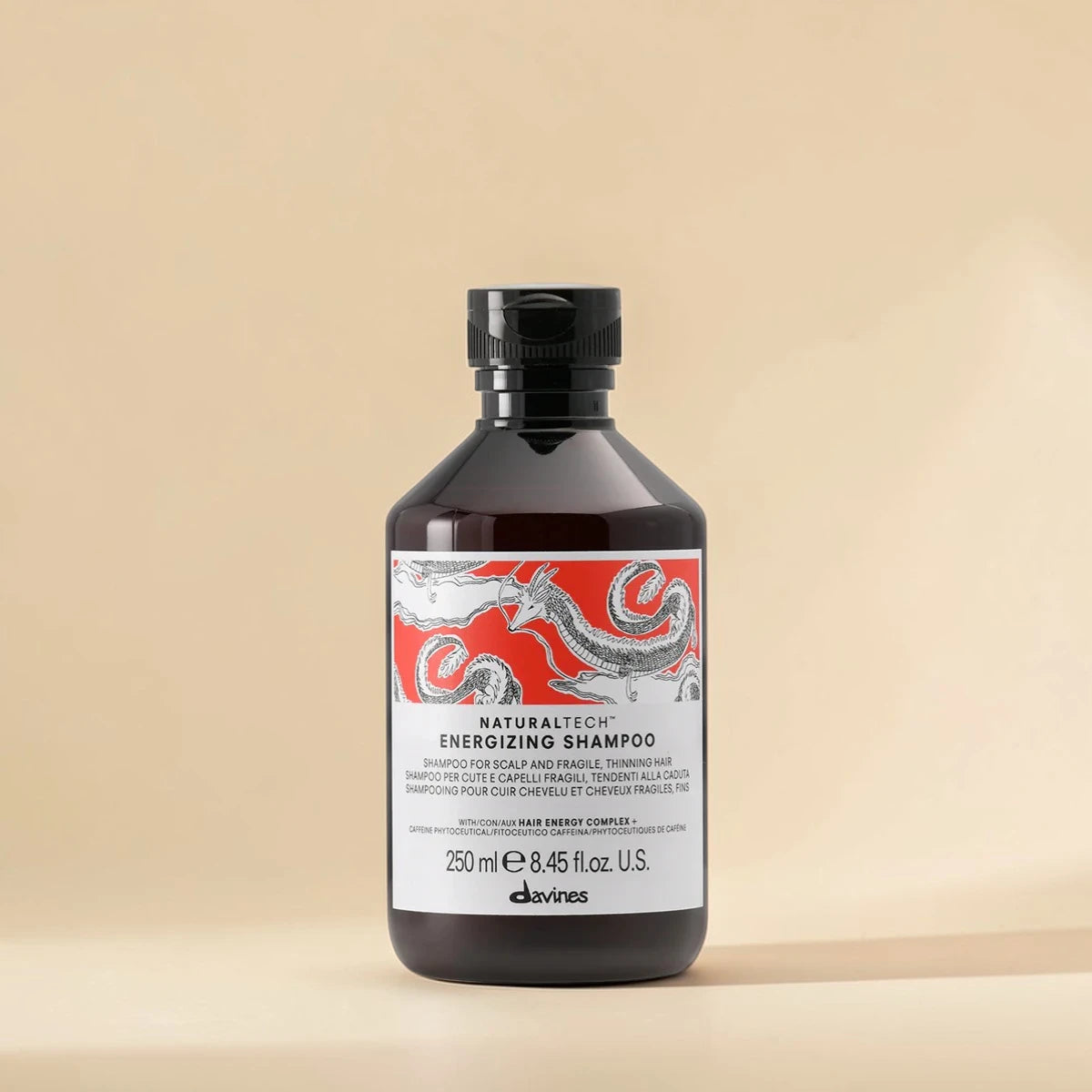 Bouteille de shampooing énergisant Davines Naturaltech sur fond beige