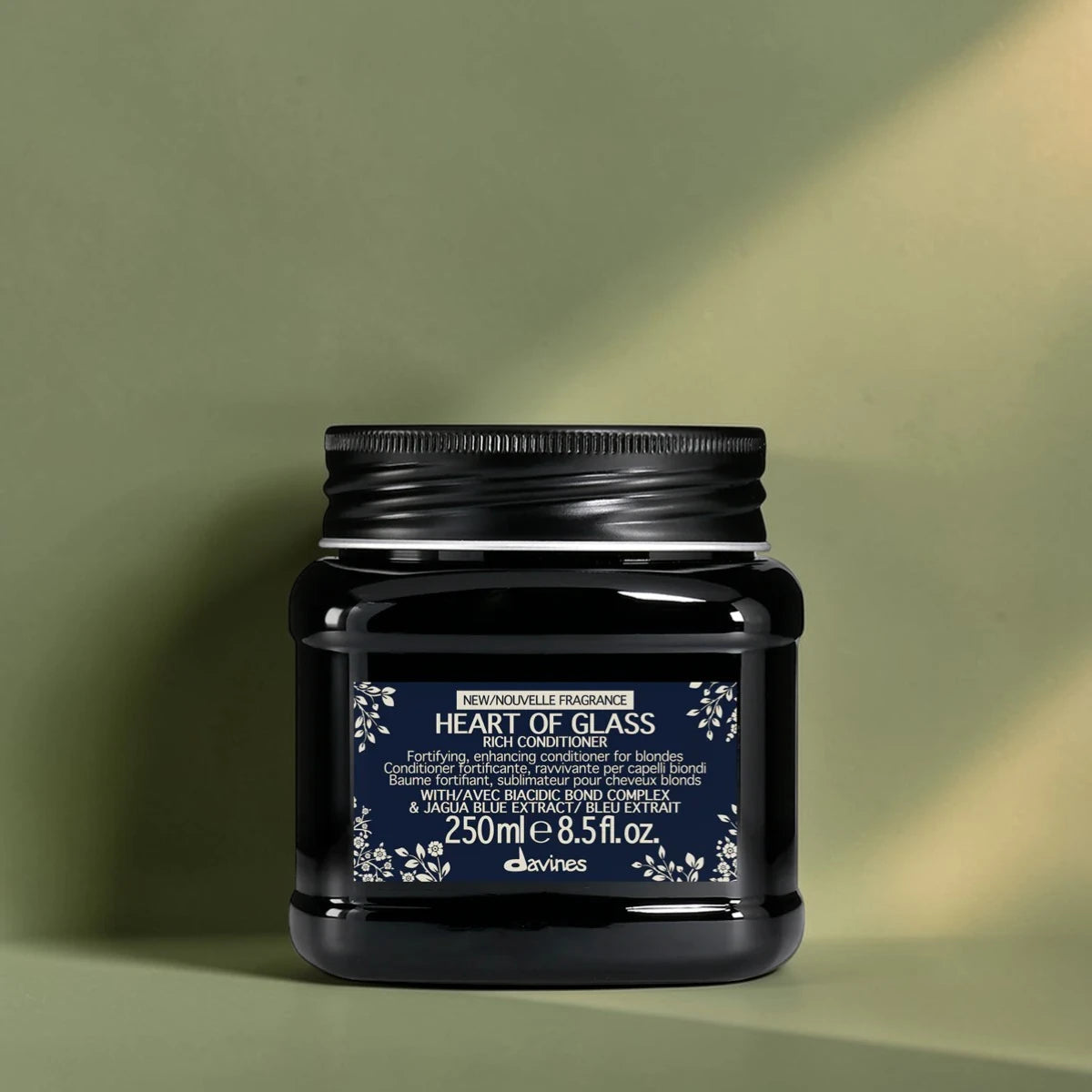 Pot noir d’après-shampoing 'Heart of Glass' de davines sur fond vert