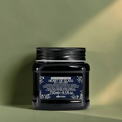 Pot noir d’après-shampoing 'Heart of Glass' de davines sur fond vert