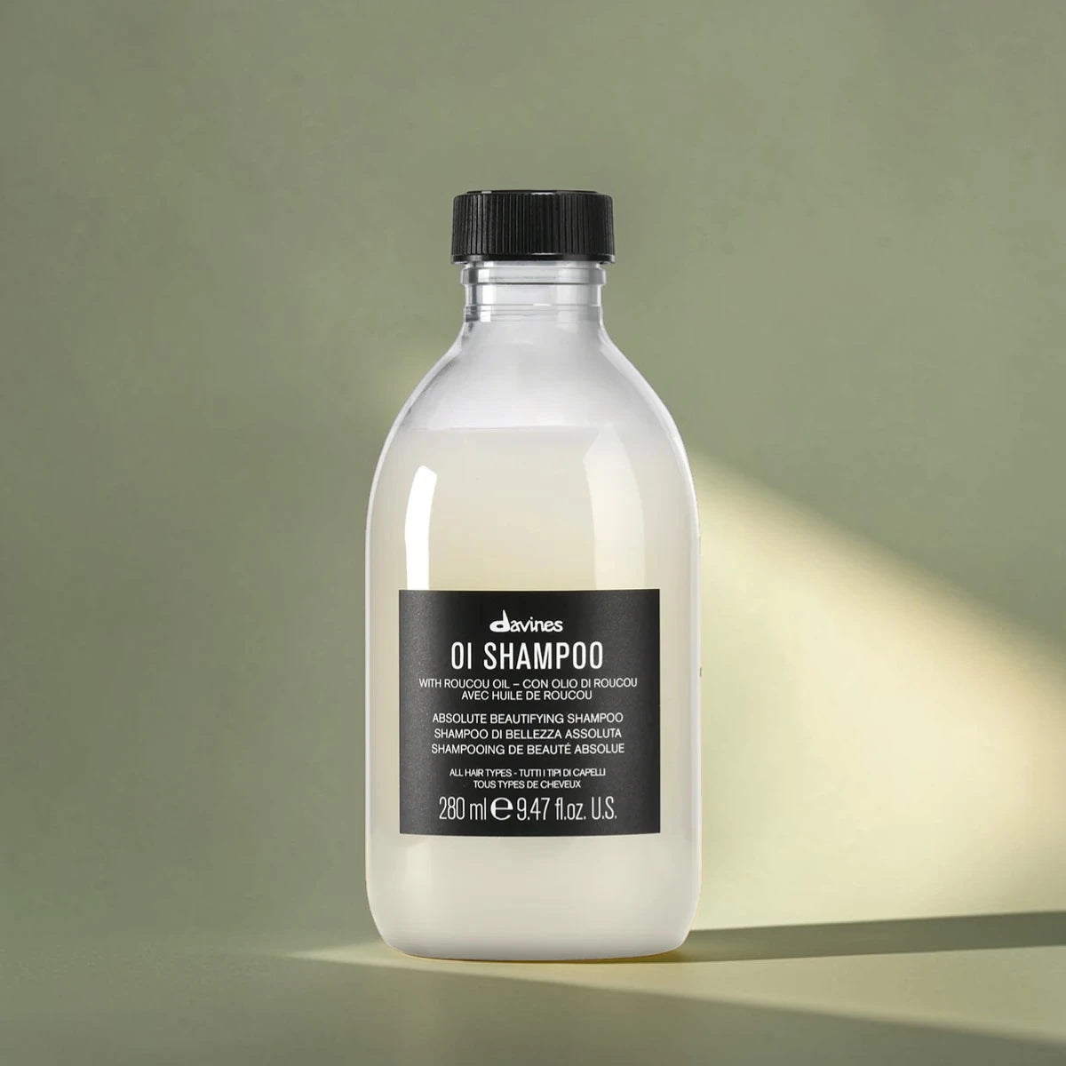 Bouteille de shampooing Davines 0I sur fond vert