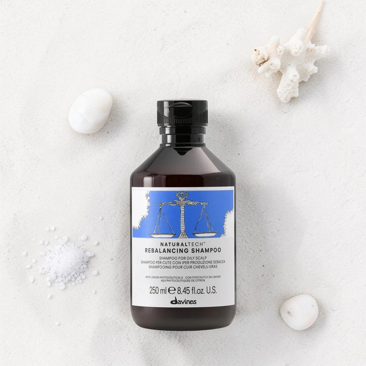 Bouteille de shampooing avec étiquette bleue sur fond blanc