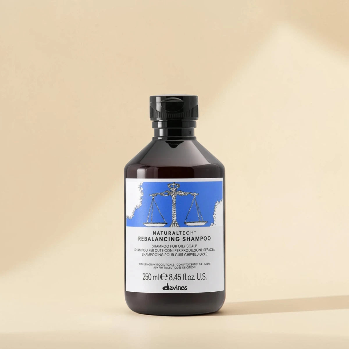 Bouteille de shampooing rééquilibrant Davines Naturaletech sur fond beige