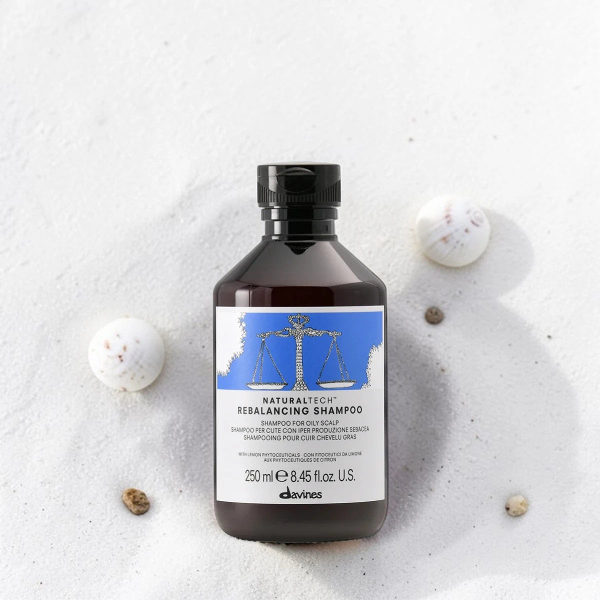 Bouteille de shampooing Davines sur fond blanc texturé