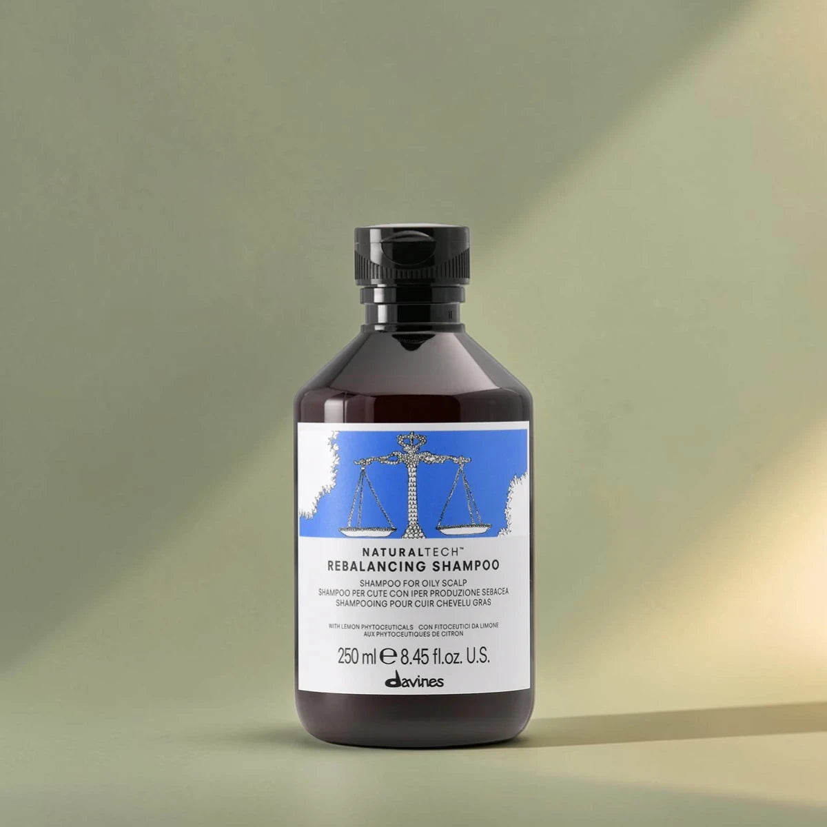 Bouteille de shampooing rééquilibrant Davines Naturaletech sur fond vert
