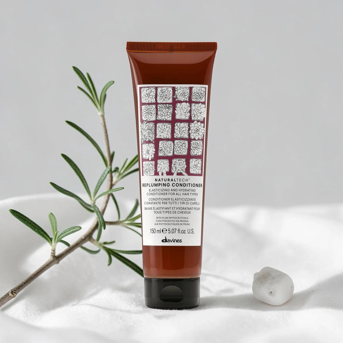 Tube de 150 ml du Naturaltech Replumping Conditioner de Davines, après-shampooing élastifiant et hydratant pour tous types de cheveux, aux phytoceutiques de prune.