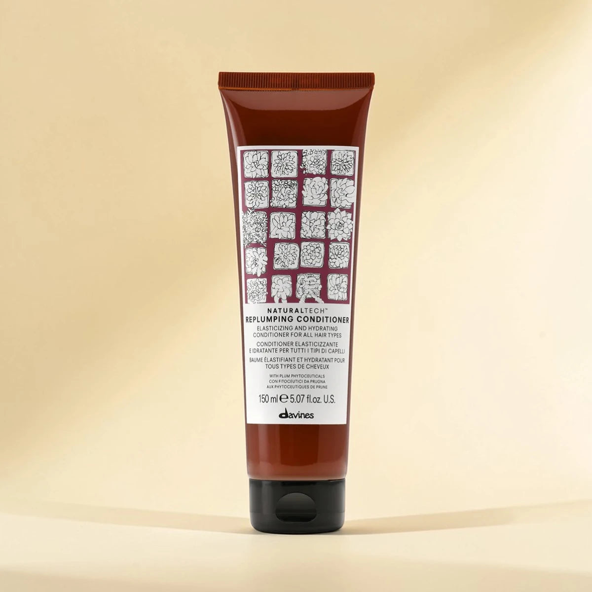 Tube d’après-shampoing avec étiquette sur fond beige