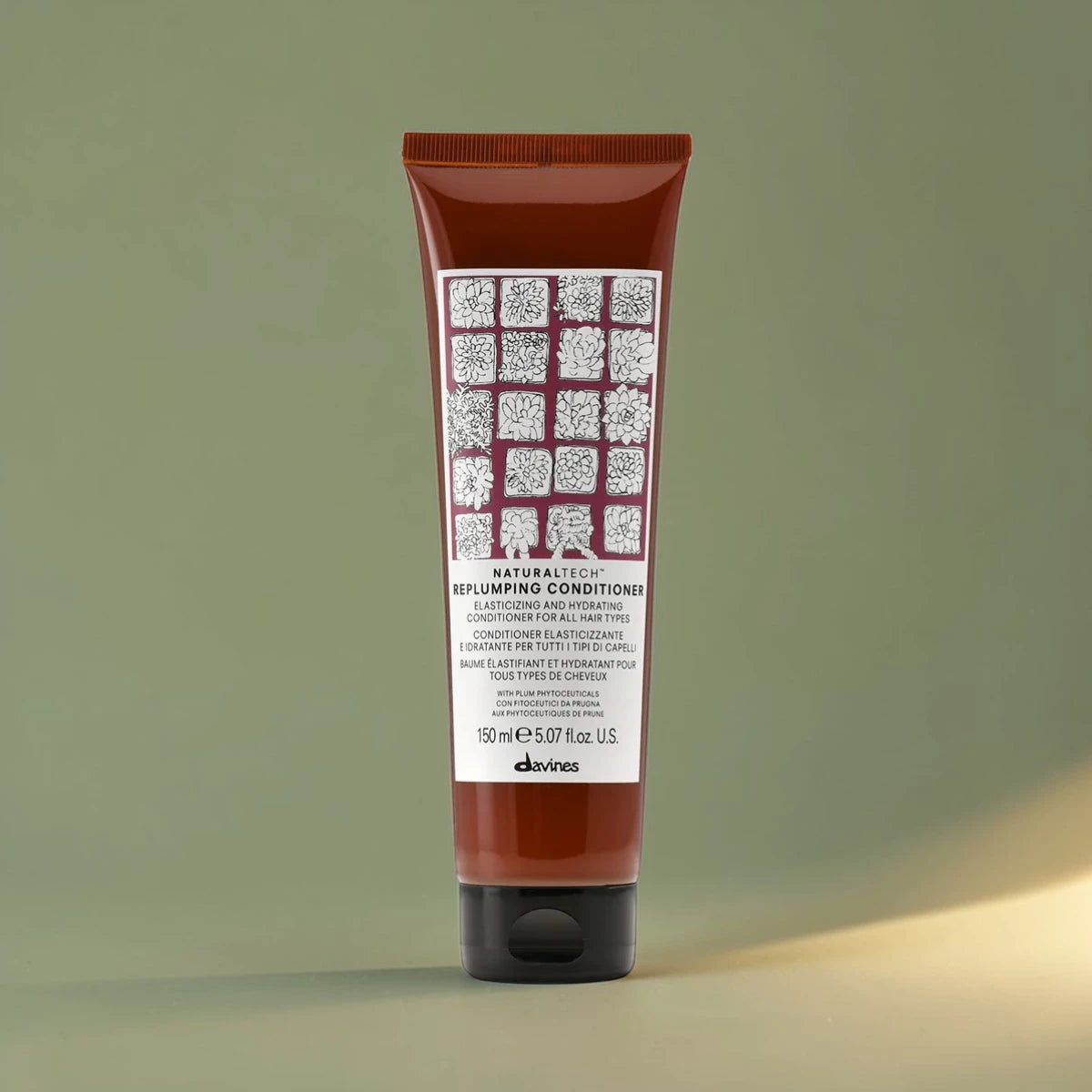 Tube de produit de soins capillaires avec étiquette sur fond vert