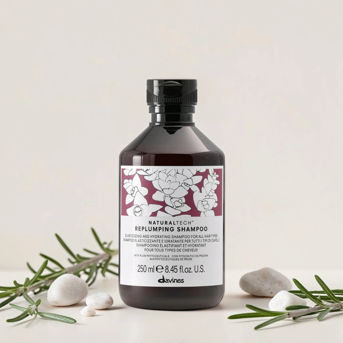 Shampoing Davines Naturaltech Replumping sur fond crème avec romarin et galets blancs, Victor Bazin Paris