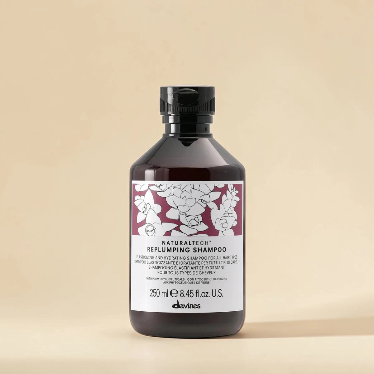 Bouteille de shampooing avec une étiquette sur un fond beige