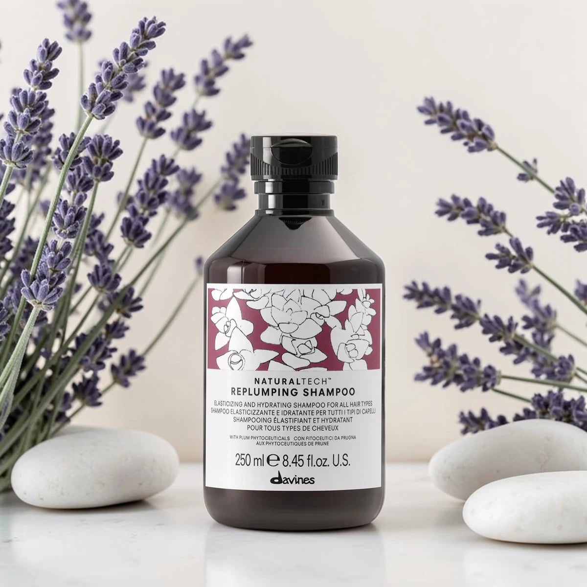 Shampoing Davines Naturaltech Replumping sur marbre blanc avec lavande et galets, Victor Bazin Paris
