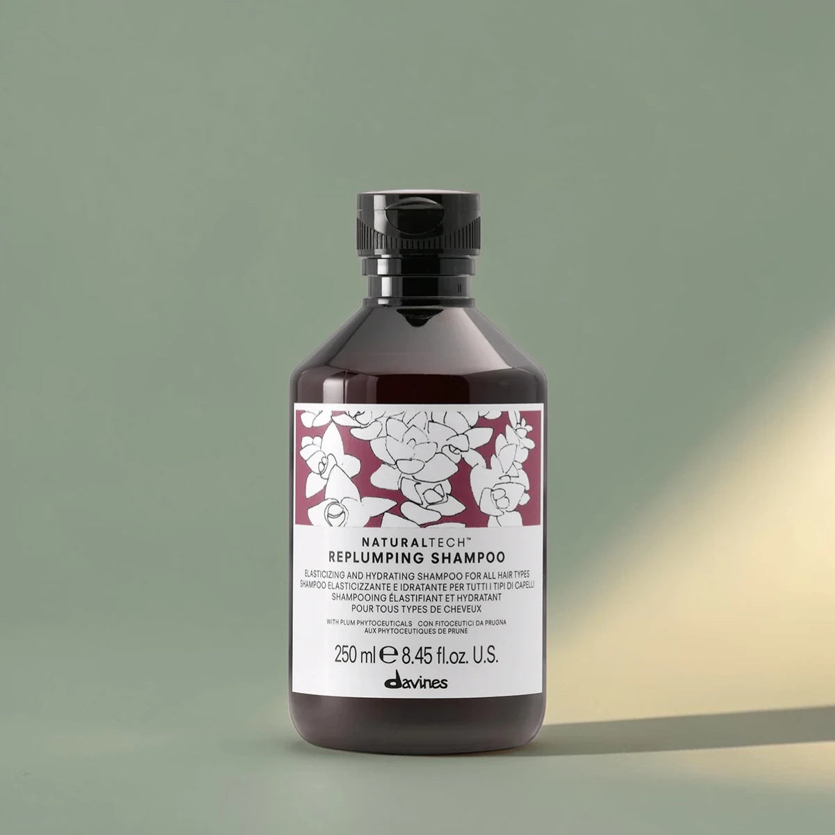 Bouteille de shampooing avec étiquette sur fond vert
