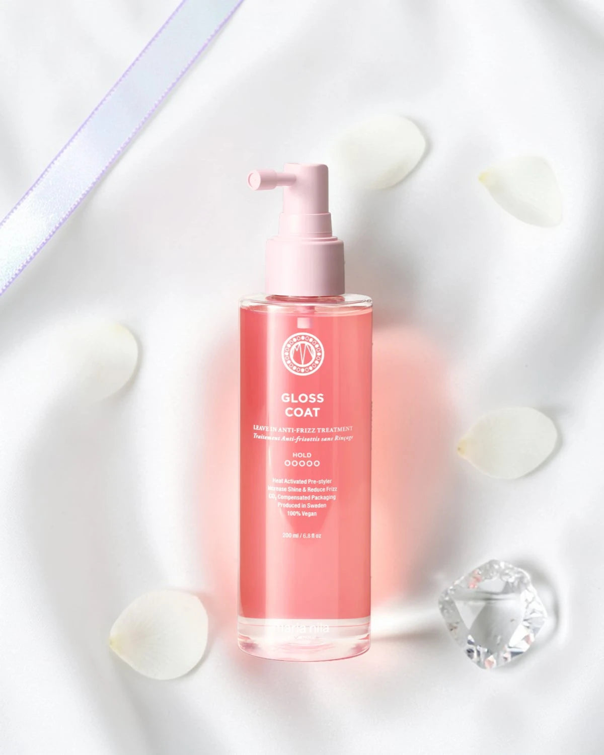 Bouteille rose avec une pompe sur un fond blanc
