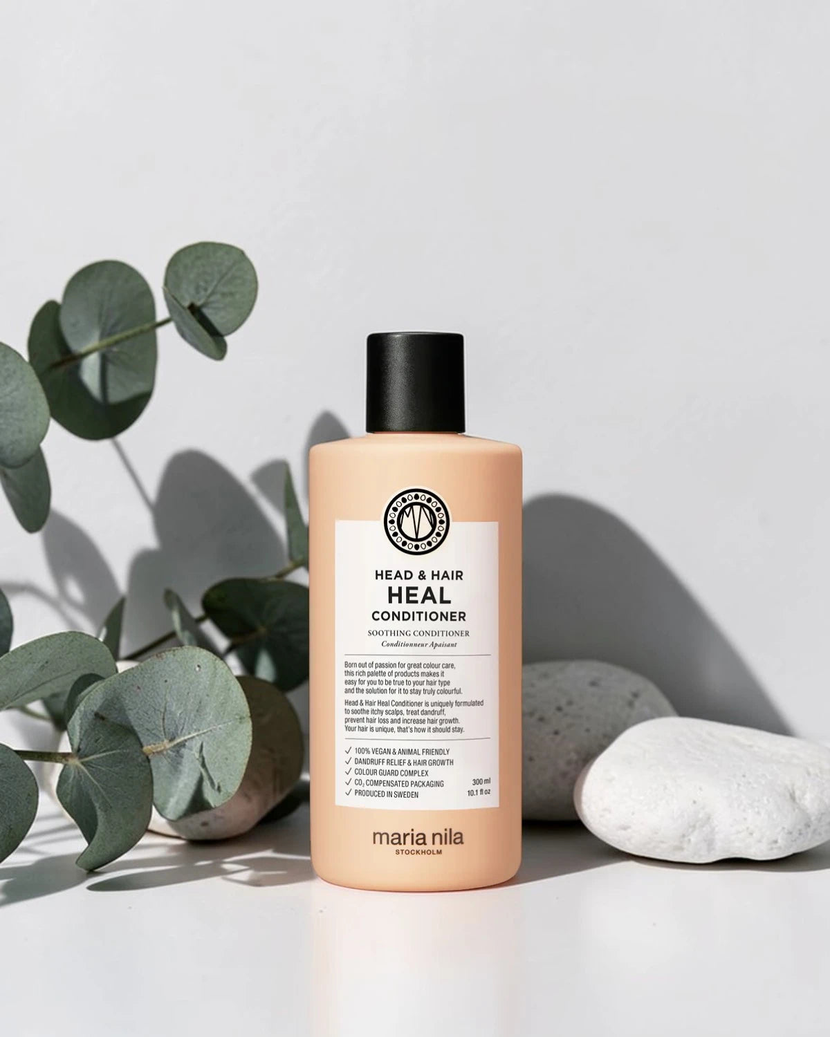 Après-shampoing Maria Nila Head & Hair Heal Conditioner avec eucalyptus et galets sur fond gris clair, Victor Bazin Paris