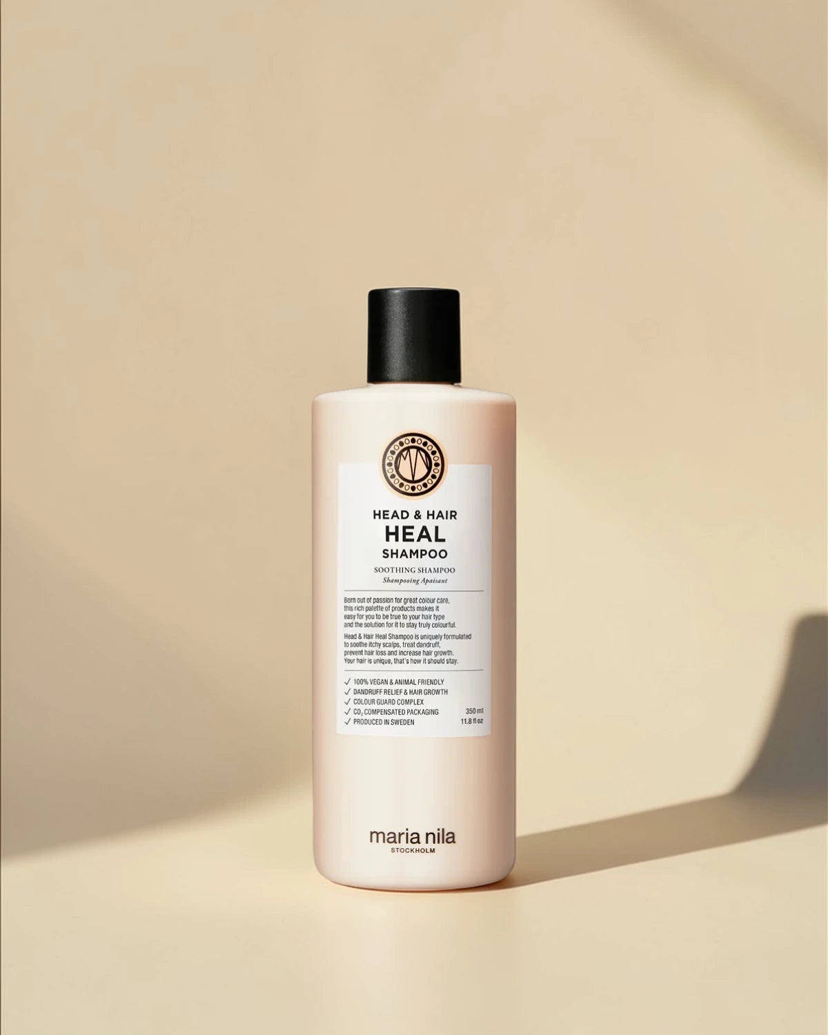 Bouteille de shampooing Maria Nila sur fond beige