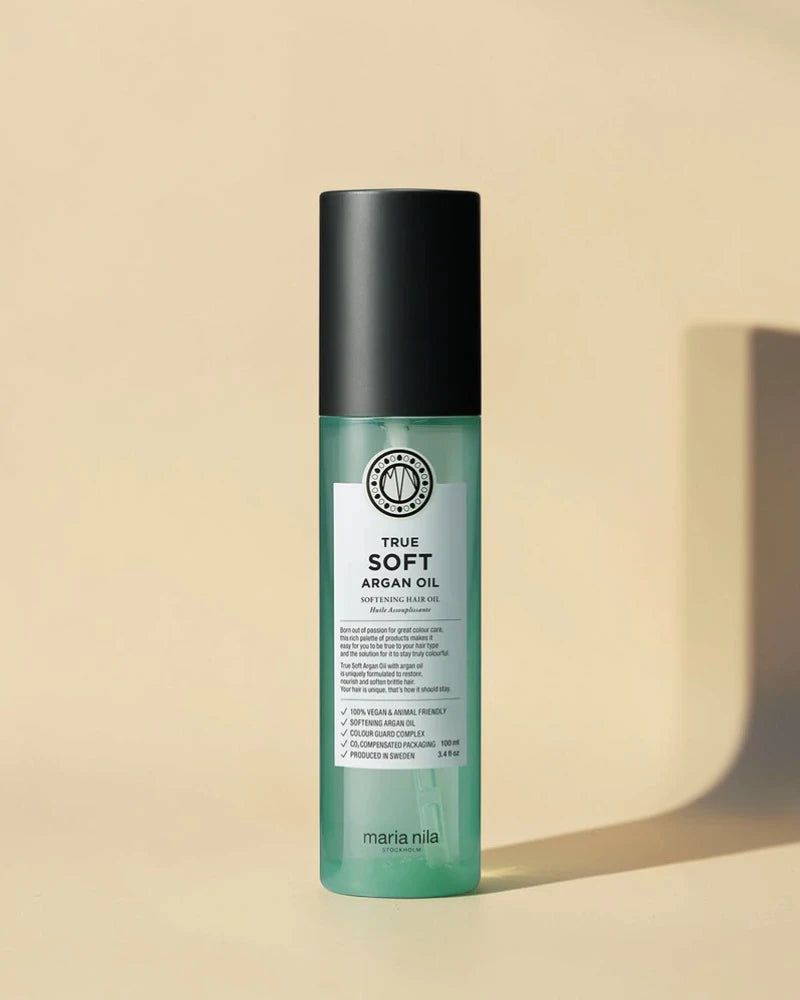 Bouteille d’huile d’argan True Soft de Maria Nila sur fond beige