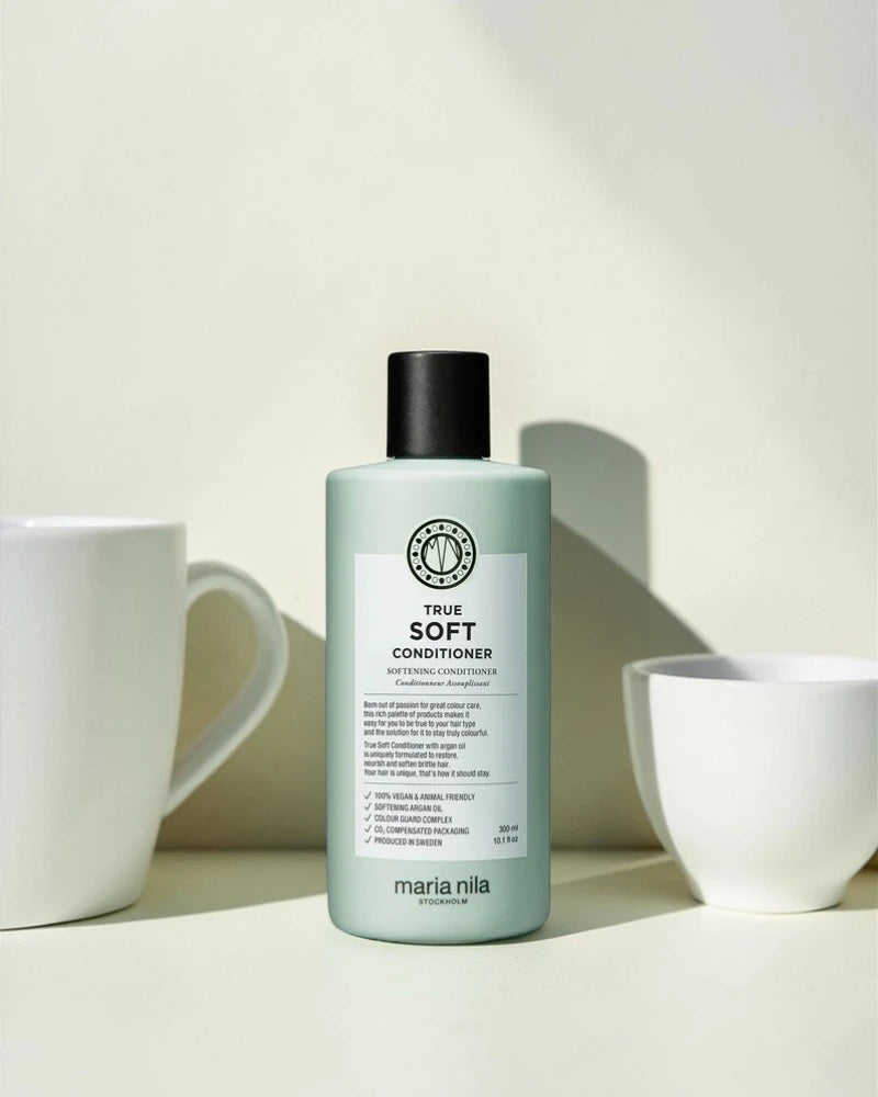 Après-shampoing Maria Nila True Soft Conditioner sur fond crème avec tasses blanches, Victor Bazin Paris