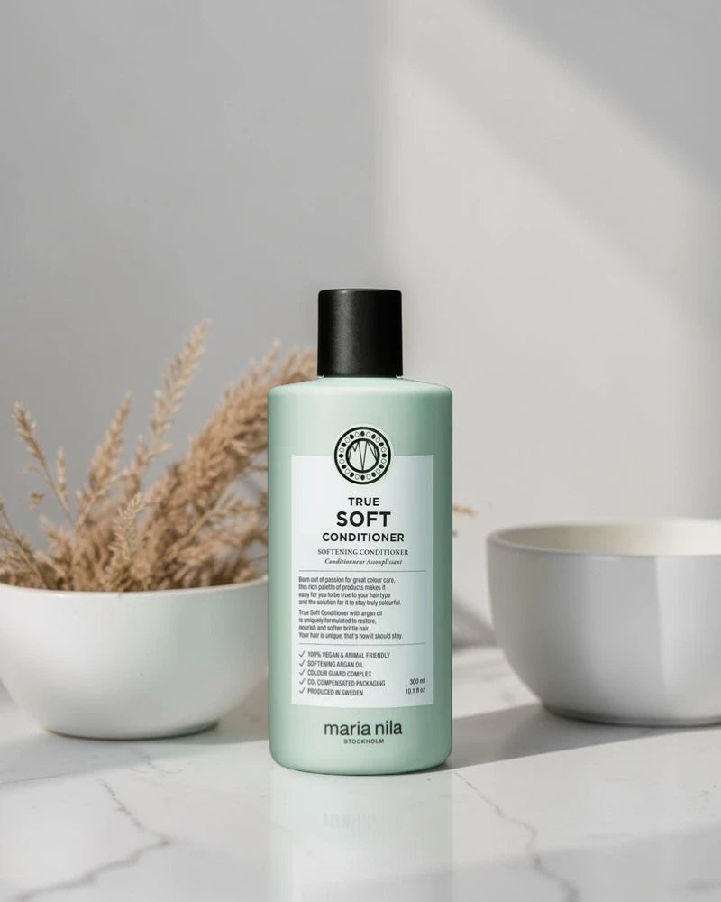 Après-shampoing Maria Nila True Soft Conditioner sur marbre blanc avec herbe de pampa et bol céramique, Victor Bazin Paris