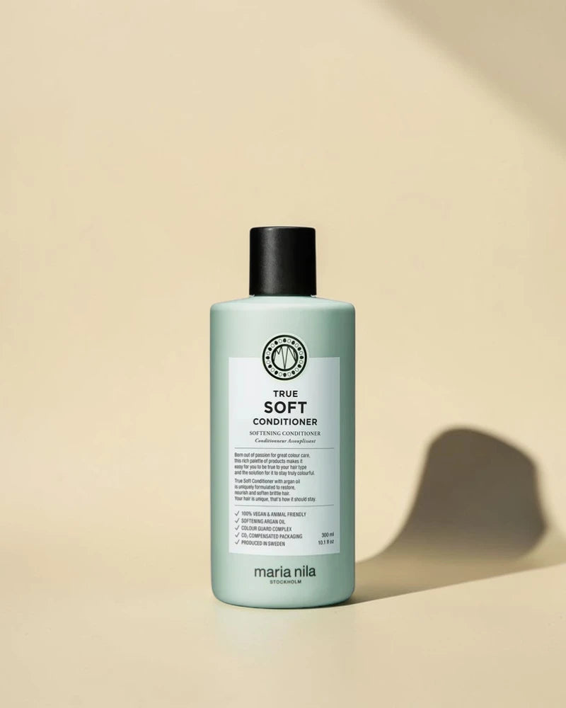 Bouteille d’après-shampoing True Soft de Maria Nila sur fond beige