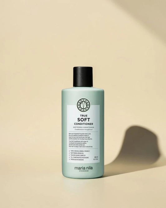 Bouteille d’après-shampoing True Soft de Maria Nila sur fond beige