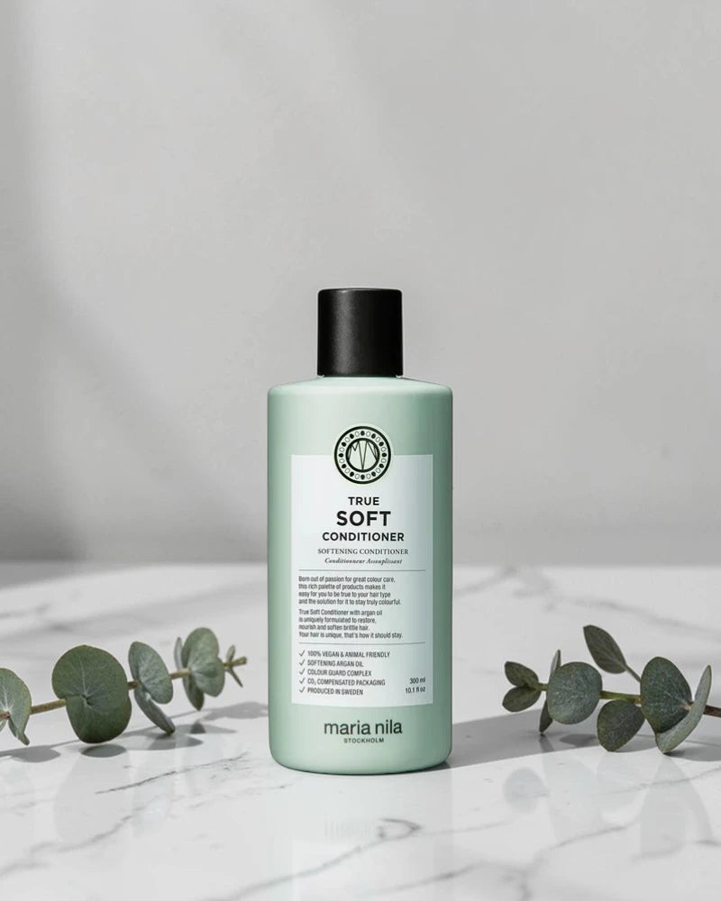 Après-shampoing Maria Nila True Soft Conditioner sur marbre blanc avec eucalyptus, Victor Bazin Paris