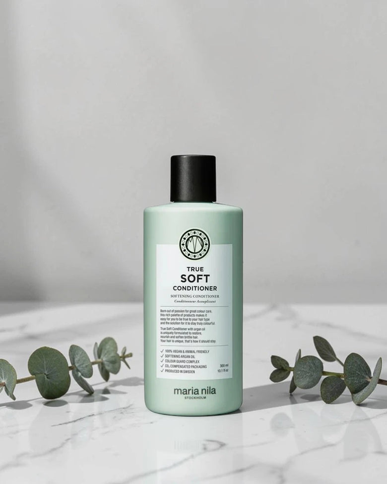 Après-shampoing Maria Nila True Soft Conditioner sur marbre blanc avec eucalyptus, Victor Bazin Paris