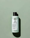 Maria Nila True Soft Conditioner bouteille sur un fond vert clair