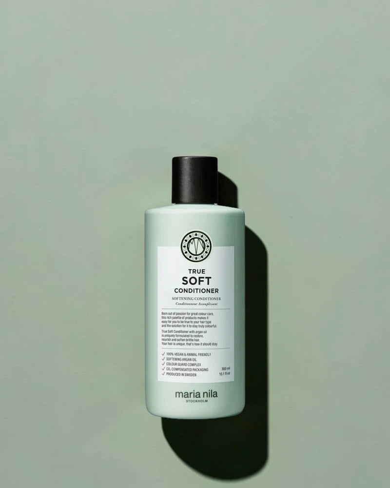 Maria Nila True Soft Conditioner bouteille sur un fond vert clair