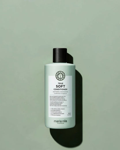 Maria Nila True Soft Conditioner bouteille sur un fond vert clair