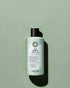 Maria Nila True Soft Conditioner bouteille sur un fond vert clair
