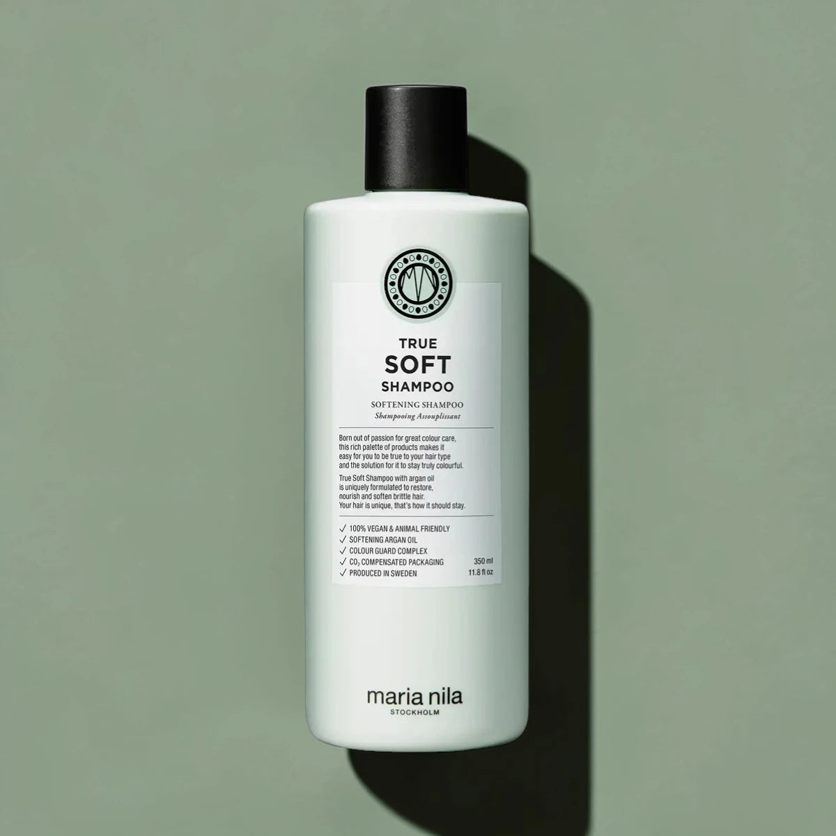 Maria Nila True Soft Shampoo bouteille sur un fond vert