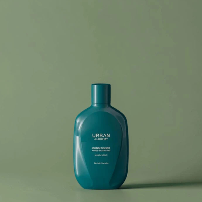 Bouteille bleue d’après-shampoing urbain sur fond vert