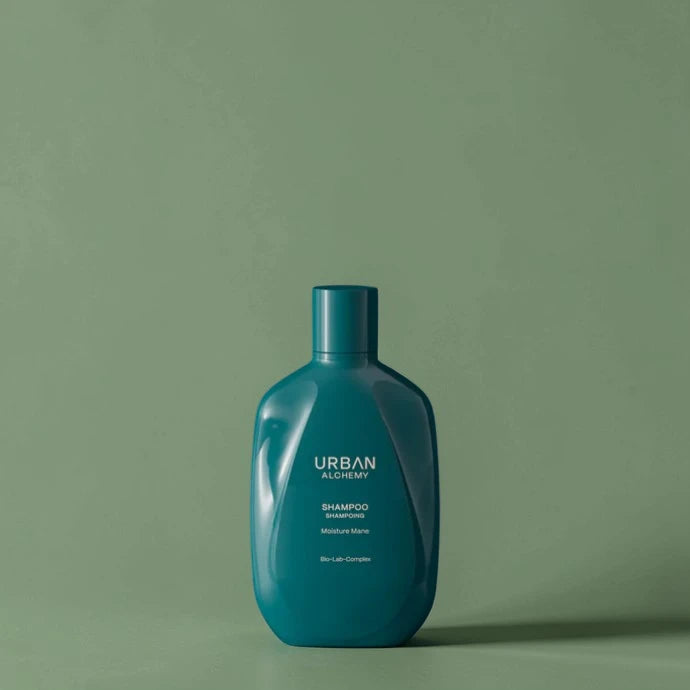 Bouteille de shampooing bleu étiquetée "Urban" sur fond vert