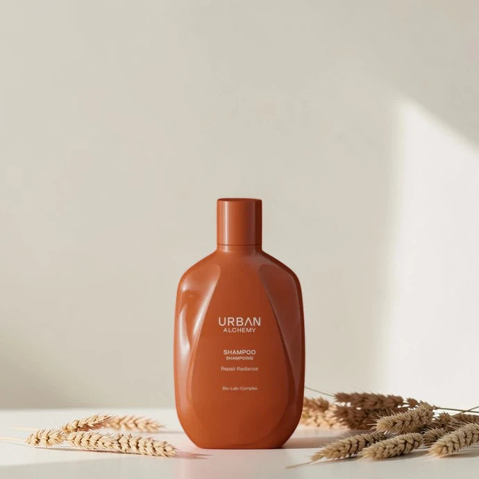 Shampoing Urban Alchemy Repair Radiance sur fond beige avec épis de blé, Victor Bazin Paris