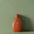 Bouteille de shampooing orange étiquetée &