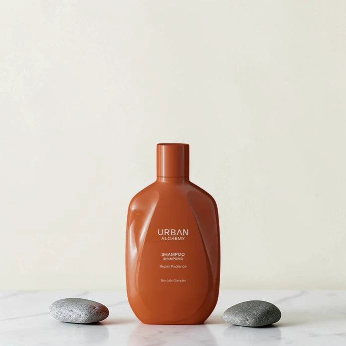 Shampoing Urban Alchemy Repair Radiance sur fond beige avec épis de blé, Victor Bazin Paris
