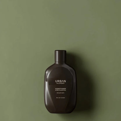 Flacon d’après-shampoing marron foncé avec marque 'Urban' sur fond vert